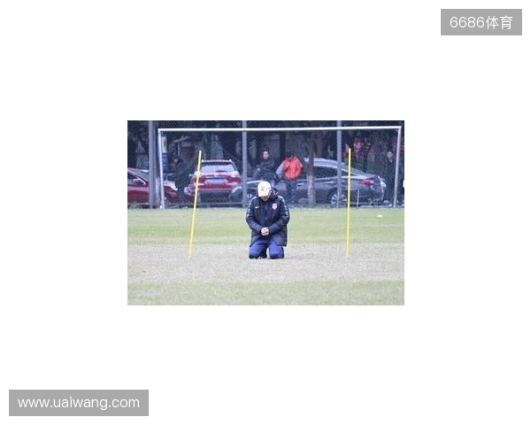 帽子上用中文写着努力、忍耐、牺牲，张外龙：是我作为教练的哲学